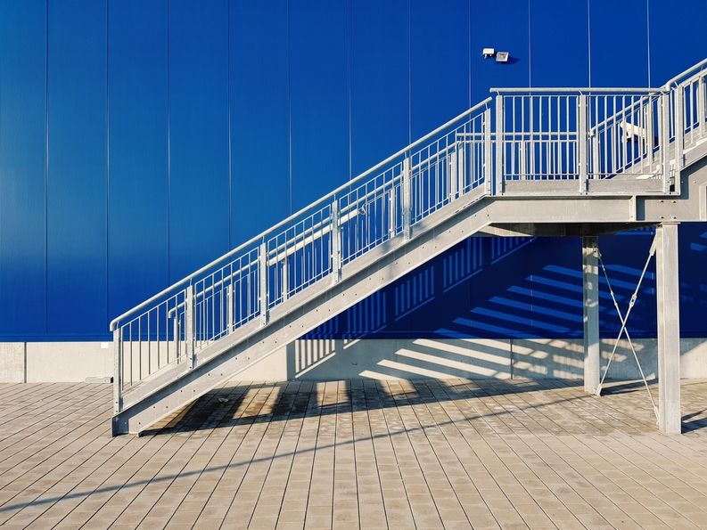 Różnice i podobieństwa schodów stalowych i betonowych  (część 1).
