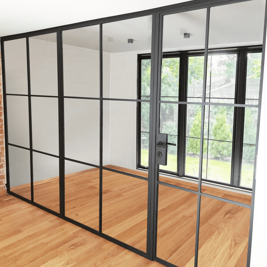 Metalowo - szklana ściana działowa w stylu loft do biura.