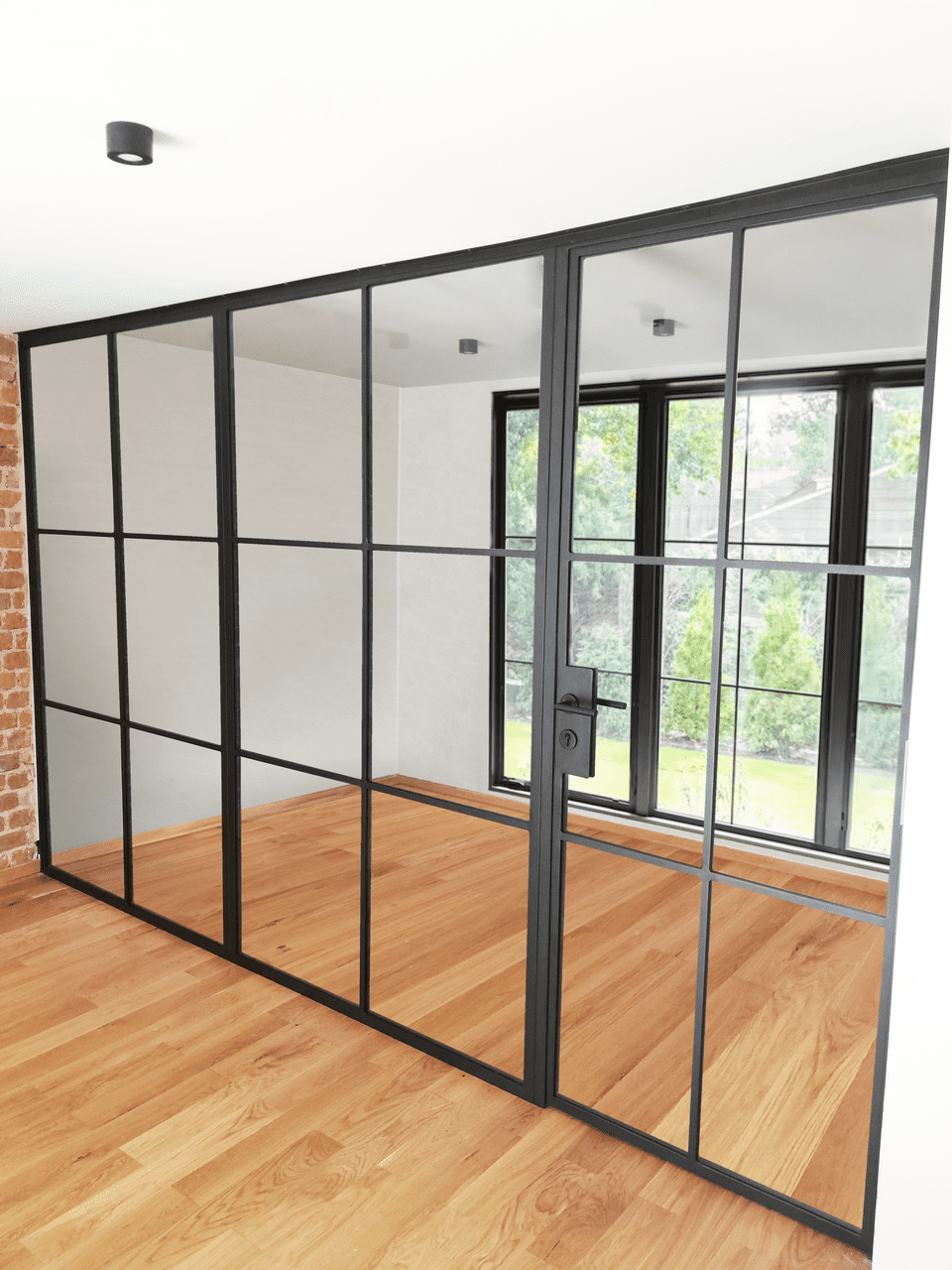 Eine Trennwand aus Metall und Glas im Loft-Stil für das Büro.