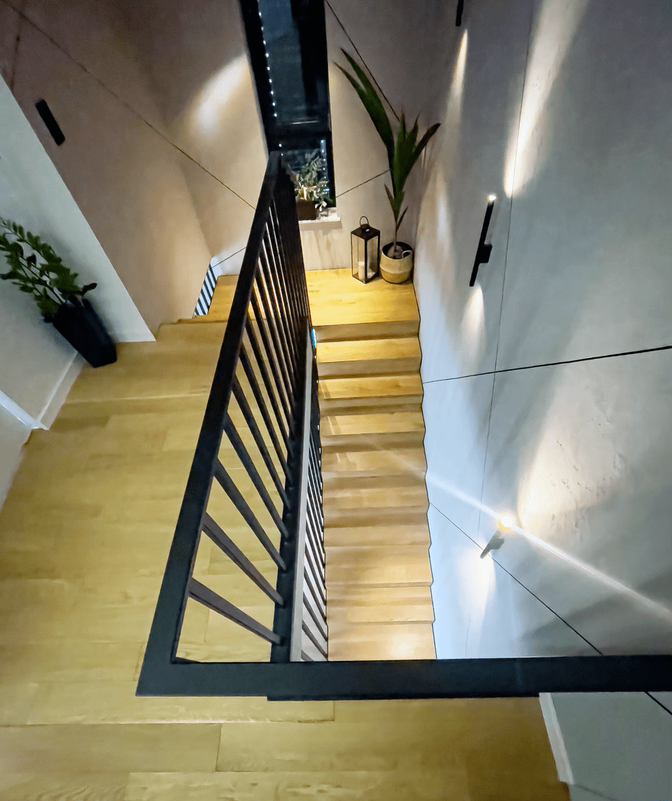 Teppichboden-Treppe - selbsttragend auf einer Stahlkonstruktion.