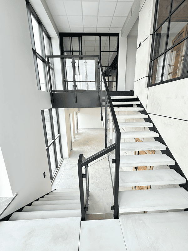 Samonośne schody stalowo-betonowe z betonu architektonicznego