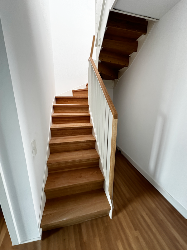 Schody dywanowe dębowe na białej konstrukcji stalowej