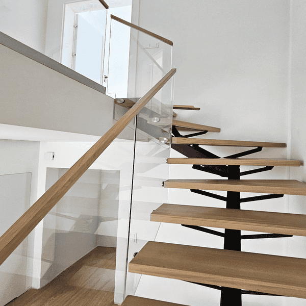 Schody ażurowe zabiegowe z dębu na konstrukcji stalowej