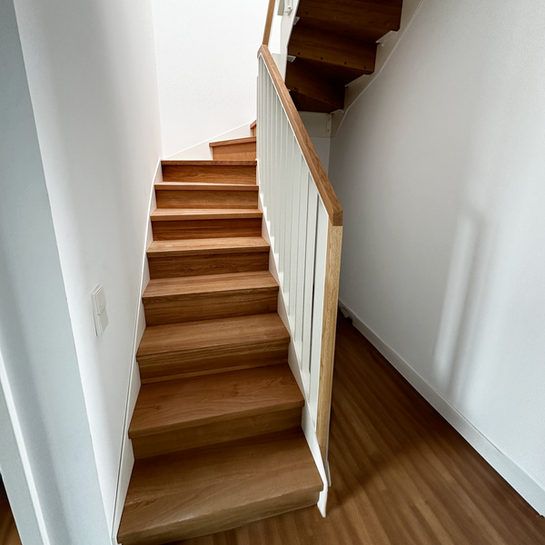 Schody dywanowe dębowe na białej konstrukcji stalowej