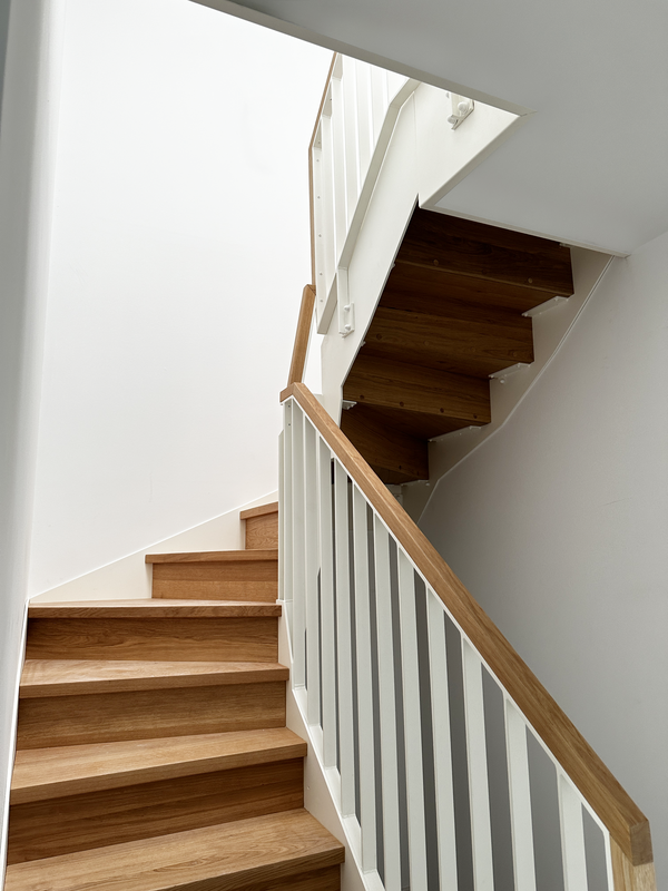 Schody dywanowe dębowe na białej konstrukcji stalowej