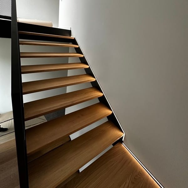 Schody dwubiegowe dębowe na stalowej konstrukcji