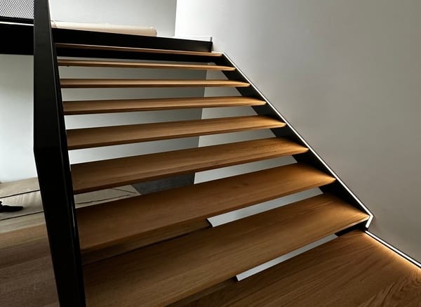Schody dwubiegowe dębowe na stalowej konstrukcji