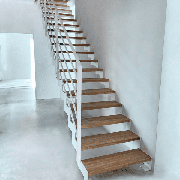 Białe schody samonośne typu zygzak z dębowymi stopniami
