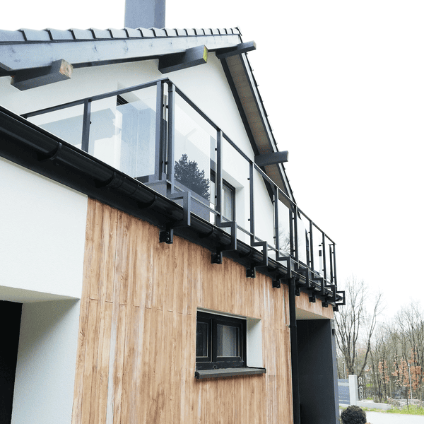 Zewnętrzna balustrada stalowo-szklana – grafit 44.2, montaż boczny