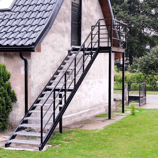 Schody zewnętrzne stalowe z kratą WEMA – prosta forma, solidny efekt