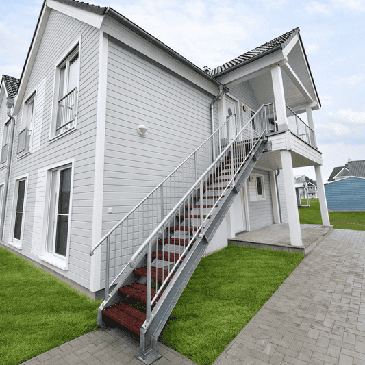 Schody zewnętrzne stalowe cynkowane ogniowo z drewnianymi stopniami i balustradą pionową