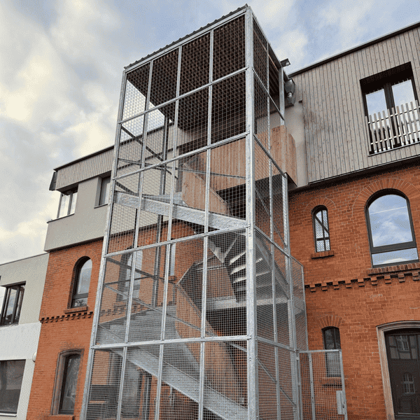 Zewnętrzna klatka schodowa cynkowana ogniowo – dwupiętrowa konstrukcja z podestami