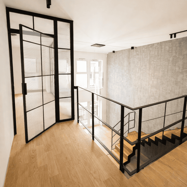 Ścianka loftowa na antresoli – prywatność i otwartość w jednym projekcie