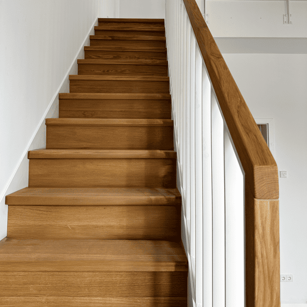 Schody dywanowe białe z dębowymi stopniami