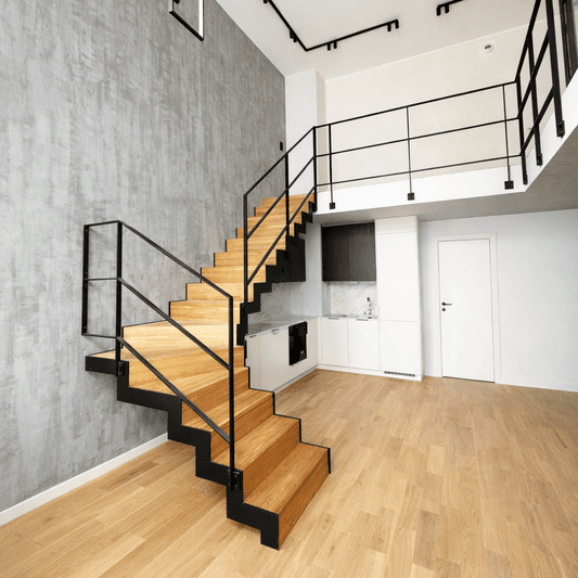 Schody dywanowe dębowe do apartamentu – antresola nad aneksem