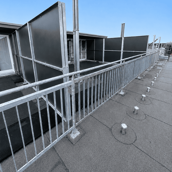 Balustrady dachowe i panele oddzielające – nowa organizacja przestrzeni na dachu