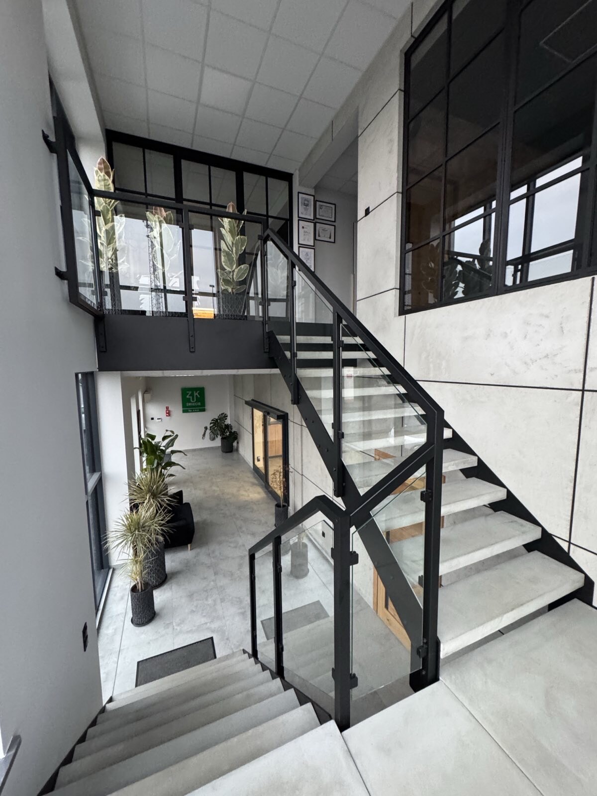 Schody stalowe ze szklaną balustradą