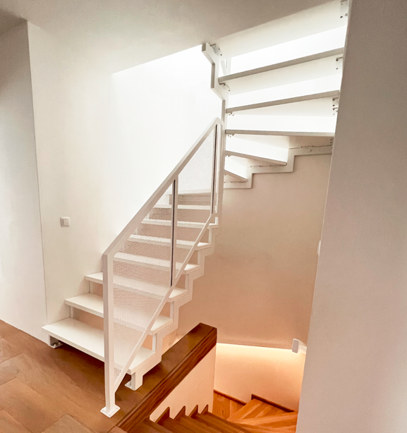 Freitragende Treppe aus weißem Metall mit Gitterstabgeländer
