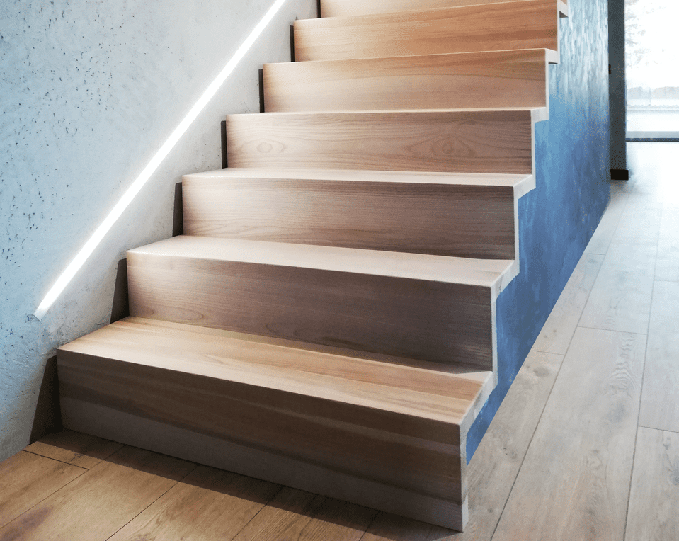 Teppichboden-Treppe auf einem Stahlrahmen, selbsttragende Treppe.