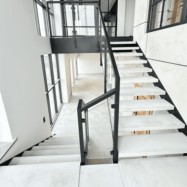 Selbsttragende Architekturbetontreppe aus Stahl und Beton