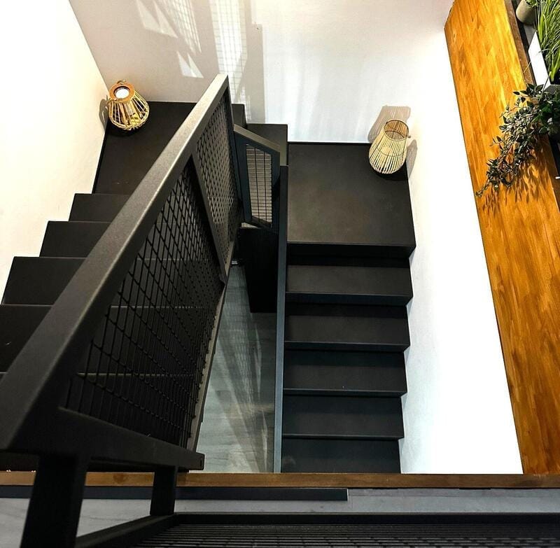 Teppichtreppe aus Metall - minimalistische Form und selbsttragende Konstruktion