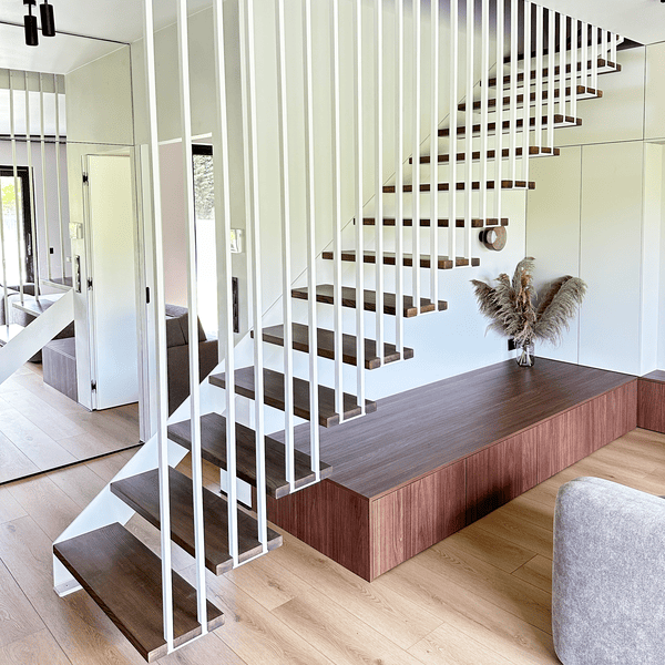 Hängetreppe mit einseitigem Stahltragwerk