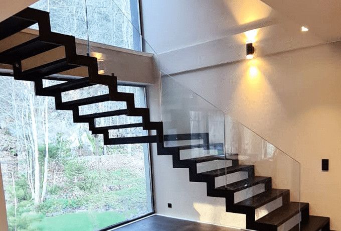 Stairs with self-supporting glass balustrade and metal steps