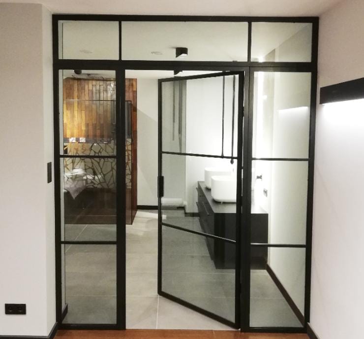 Glasvägg med loftdörr i grafitglas