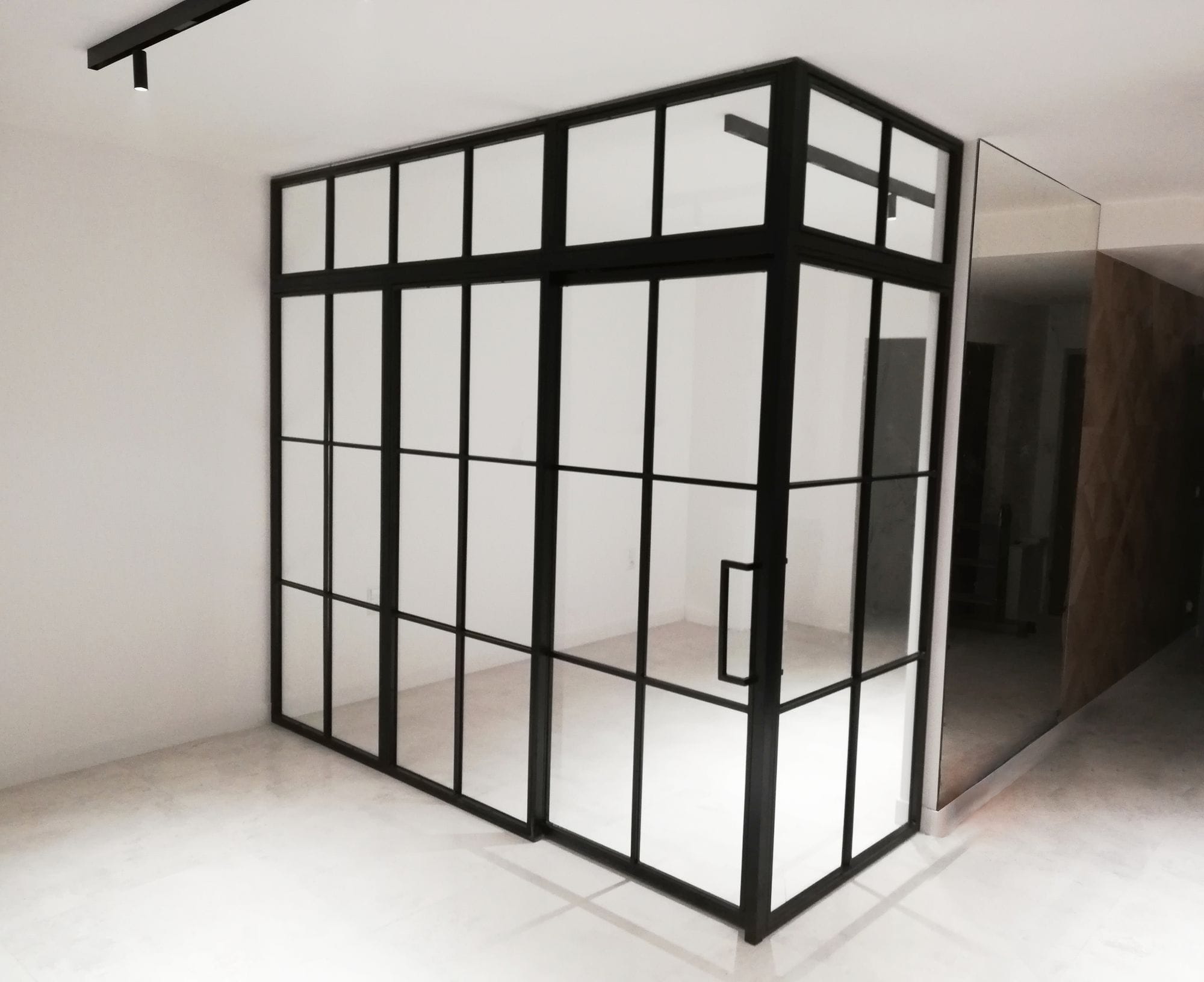 Glasvägg med skjutdörr i loftstil