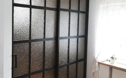 Loft glasvägg med skjutdörr i metall och glas