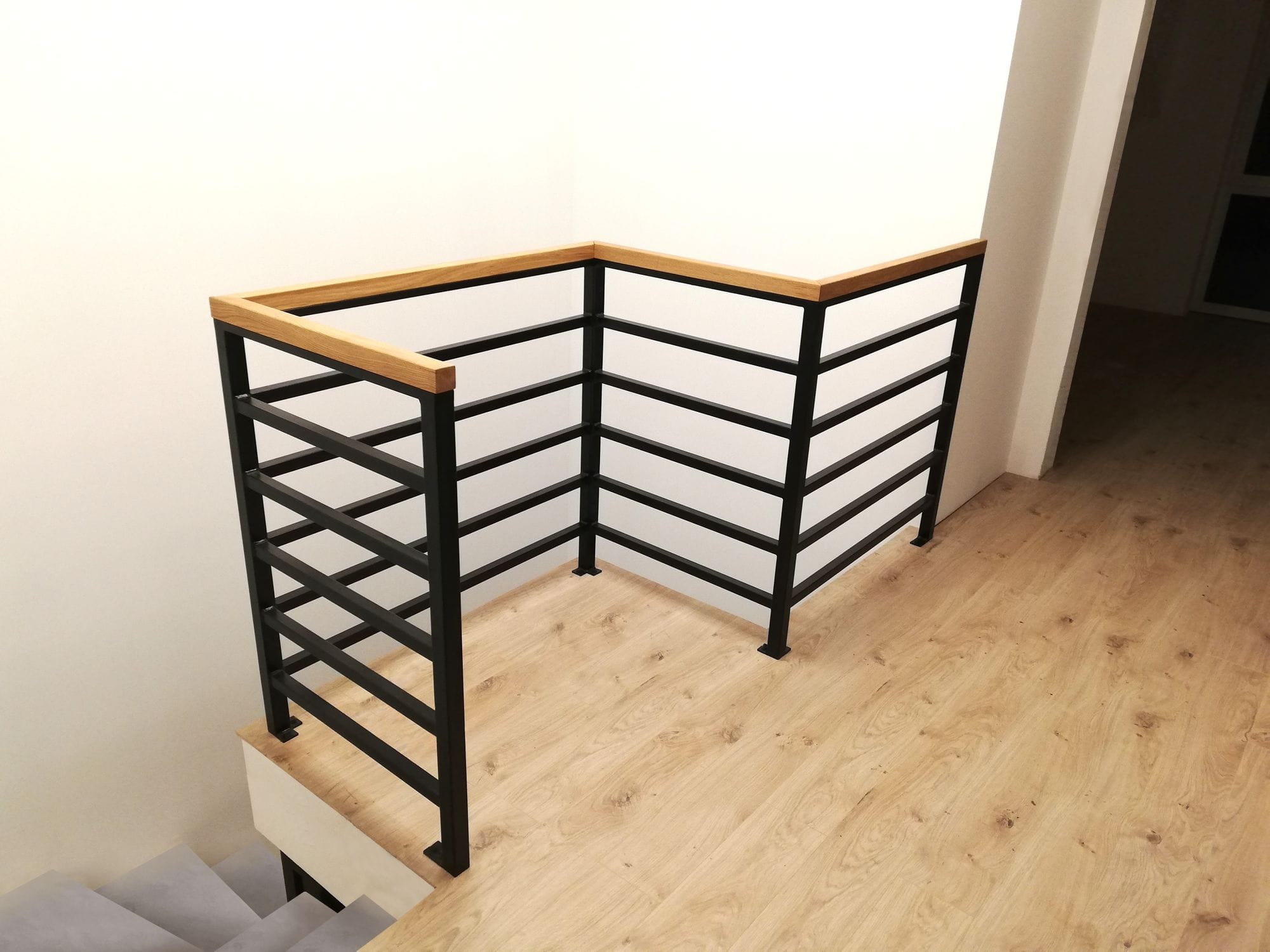 Metallräcke med ekhandledare