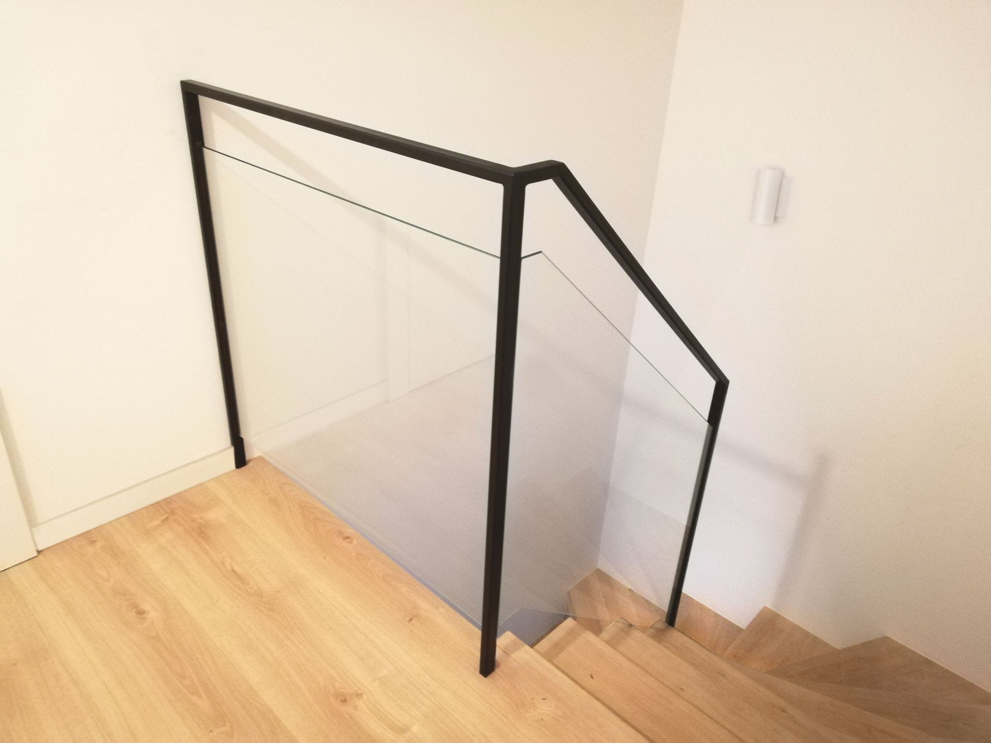 Minimalistiskt räcke i metall och glas