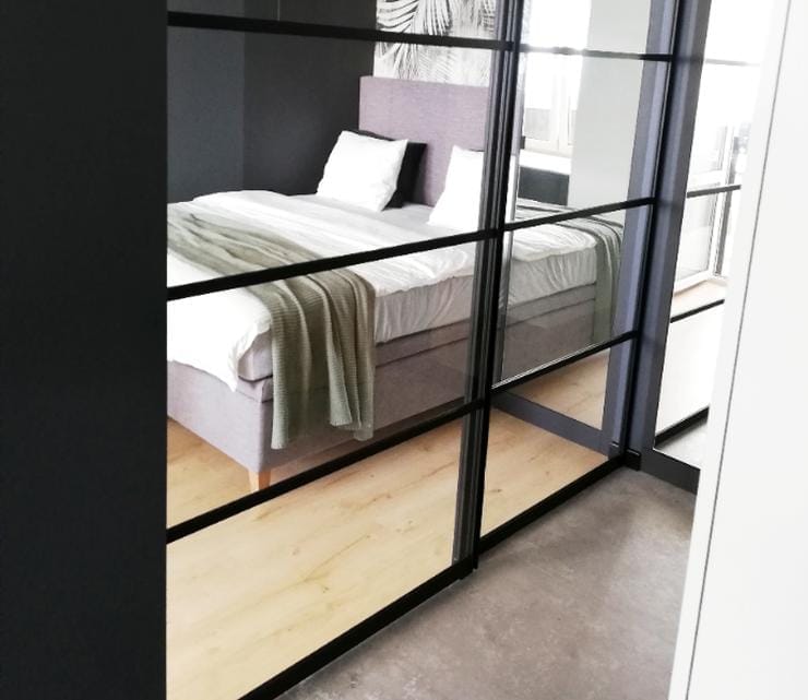 Skjutbar stålvägg i loftstil med fast parti