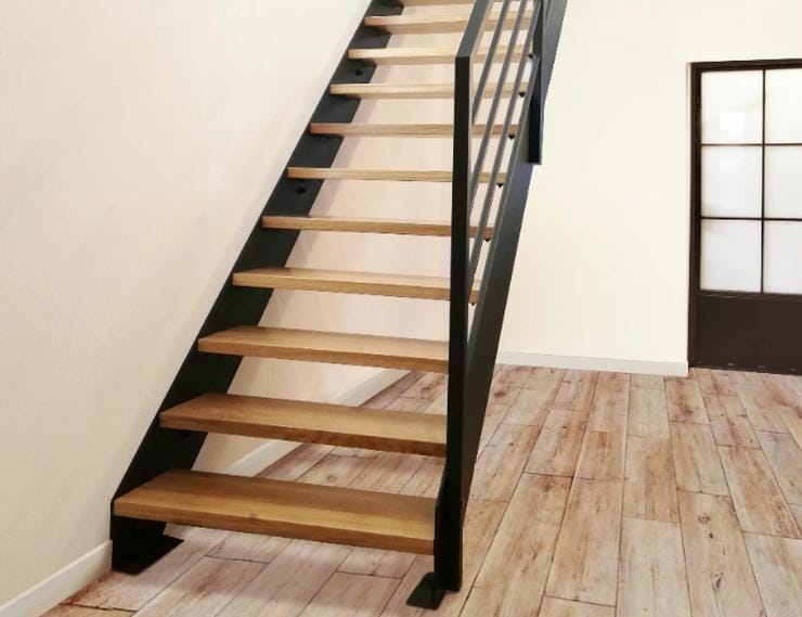 Ståltrappa med ekplansteg i loftstil