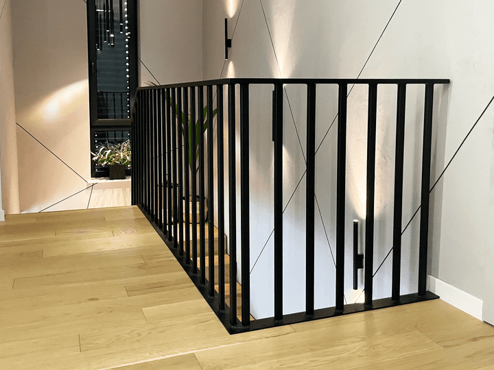 Svart metallräcke i loftstil